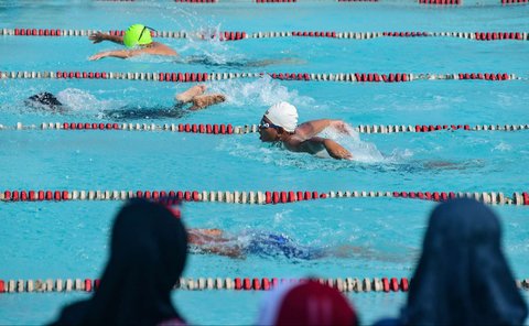 Murid sekolah dasar mengikuti pertandingan renang dalam Olimpiade Olahraga Siswa Nasional (O2SN) tingkat Depok di kolam renang Tirta Sari, Depok, Jawa Barat, Selasa (6/5/2025).