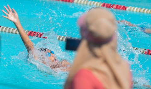 Murid sekolah dasar mengikuti pertandingan renang dalam Olimpiade Olahraga Siswa Nasional (O2SN) tingkat Depok di kolam renang Tirta Sari, Depok, Jawa Barat, Selasa (6/5/2025).