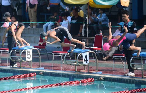 Murid sekolah dasar mengikuti pertandingan renang dalam Olimpiade Olahraga Siswa Nasional (O2SN) tingkat Depok di kolam renang Tirta Sari, Depok, Jawa Barat, Selasa (6/5/2025).