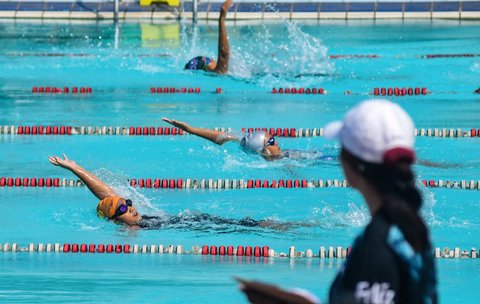 Murid sekolah dasar mengikuti pertandingan renang dalam Olimpiade Olahraga Siswa Nasional (O2SN) tingkat Depok di kolam renang Tirta Sari, Depok, Jawa Barat, Selasa (6/5/2025).