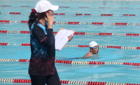 Murid sekolah dasar mengikuti pertandingan renang dalam Olimpiade Olahraga Siswa Nasional (O2SN) tingkat Depok di kolam renang Tirta Sari, Depok, Jawa Barat, Selasa (6/5/2025).