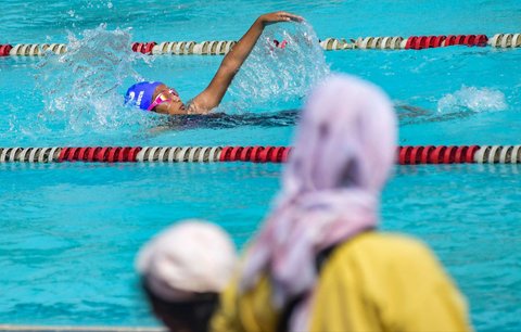 Murid sekolah dasar mengikuti pertandingan renang dalam Olimpiade Olahraga Siswa Nasional (O2SN) tingkat Depok di kolam renang Tirta Sari, Depok, Jawa Barat, Selasa (6/5/2025).