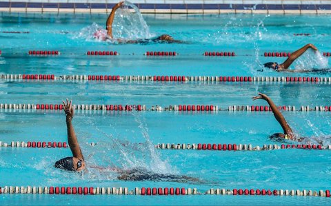 Murid sekolah dasar mengikuti pertandingan renang dalam Olimpiade Olahraga Siswa Nasional (O2SN) tingkat Depok di kolam renang Tirta Sari, Depok, Jawa Barat, Selasa (6/5/2025).