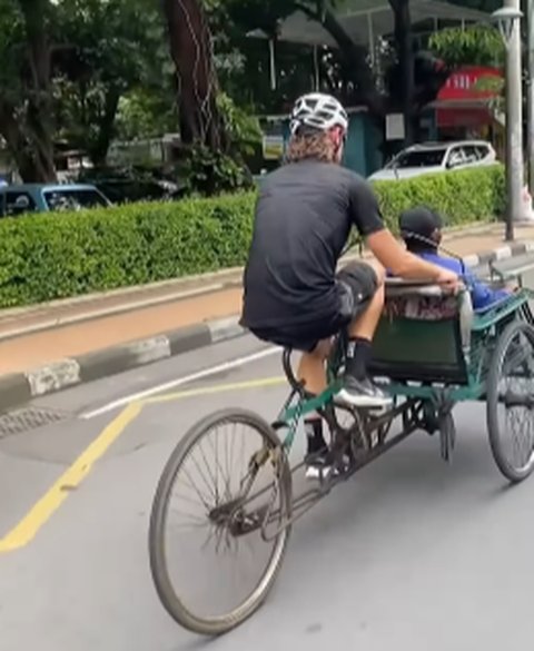Kelakuan Bule ini jadi Sorotan