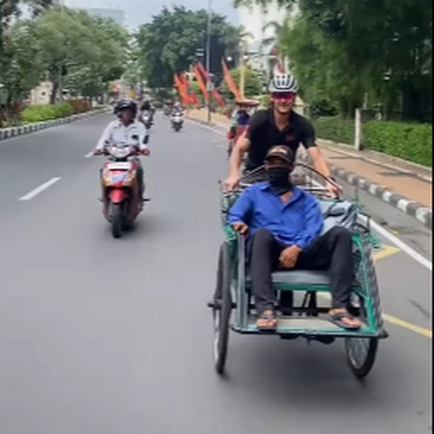 Kelakuan Bule ini jadi Sorotan