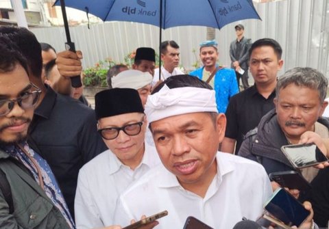 Gubernur Jawa Barat meluncurkan program pendidikan karakter bagi siswa bermasalah dengan menempatkan mereka di barak militer mulai 2 Mei 2025, bekerja sama dengan TNI dan Polri.