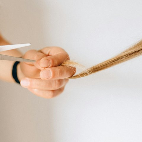 Ilustrasi Memotong Ujung Rambut (&copy;Pexels)