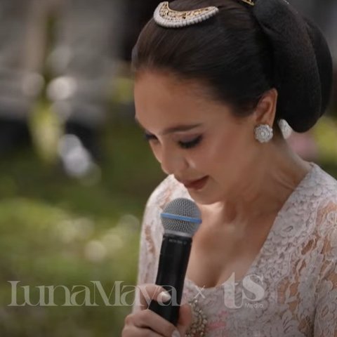 Penuh Haru, Tangis Luna Maya Pecah saat Sungkeman dan Cuci Kaki Sang Ibunda