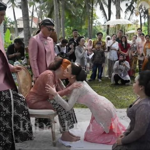 Penuh Haru, Tangis Luna Maya Pecah saat Sungkeman dan Cuci Kaki Sang Ibunda