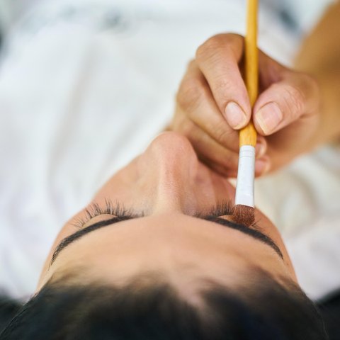 Ilustrasi Brow Tinting atau Pewarnaan Alis (&copy;Pixabay)