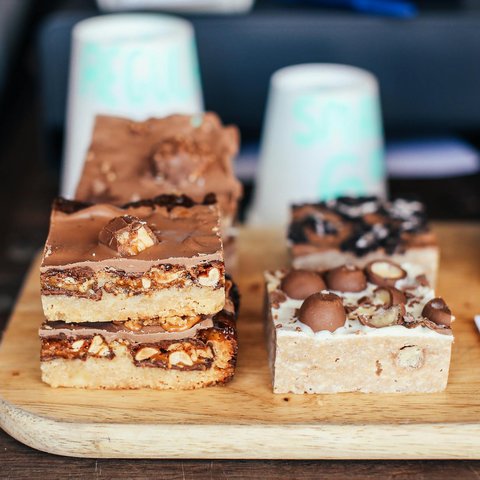 ilustrasi coklat puding biskuit