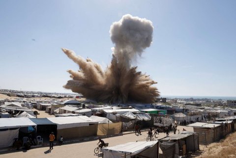 Pemandangan yang menunjukkan ledakan saat serangan udara Israel menghanta kamp pengungsian di Khan Younis, Jalur Gaza, Palestina, pada 19 April 2025.
