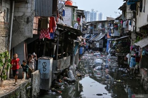 Pemprov DKI Jakarta menawarkan program bedah rumah sebagai alternatif relokasi bagi warga di RW kumuh yang enggan pindah, dengan memanfaatkan dana non-APBD atau CSR.