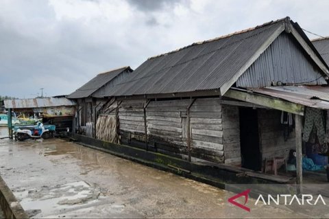 Pemkab Bangka Tengah telah menyelesaikan pembangunan 119 unit rumah relokasi untuk warga Desa Kurau Barat dan Kurau Timur yang terdampak penataan kawasan kumuh di bantaran Sungai Kurau, dengan lahan seluas 3,23 hektare senilai Rp1,9 miliar.
