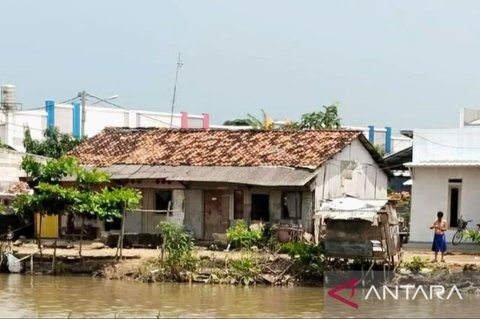 Dinas Perumahan Rakyat dan Kawasan Permukiman Kabupaten Karawang mencatat 69 wilayah seluas 497 hektare masuk kategori kawasan kumuh, tersebar di 47 desa dan 21 kecamatan, dengan target penuntasan pada 2030.