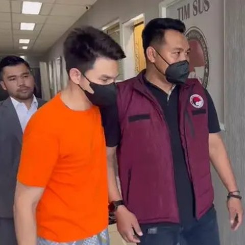 Polisi menetapkan aktor Jonathan Frizzy alias Ijonk sebagai tersangka kasusvape ilegal mengandung obat keras Etomidate. (Liputan6.com/Pramita Tristiawati)