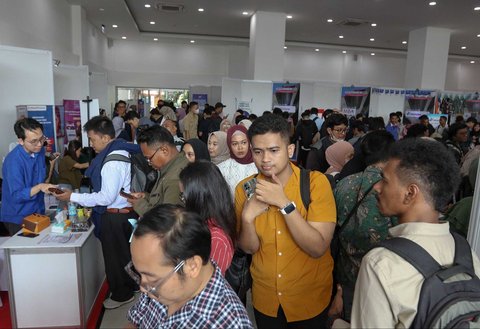 Pencari kerja saat acara  Job Fair Jakarta di GOR Kemayoran, Jakarta, Selasa (06/05/2025).