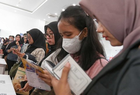 Pencari kerja saat acara  Job Fair Jakarta di GOR Kemayoran, Jakarta, Selasa (06/05/2025).