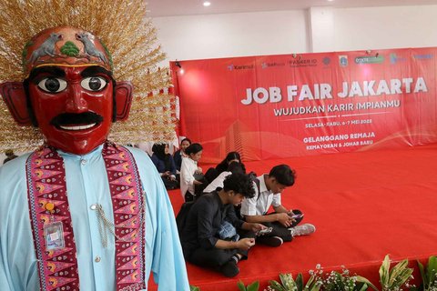 Pencari kerja saat acara  Job Fair Jakarta di GOR Kemayoran, Jakarta, Selasa (06/05/2025).
