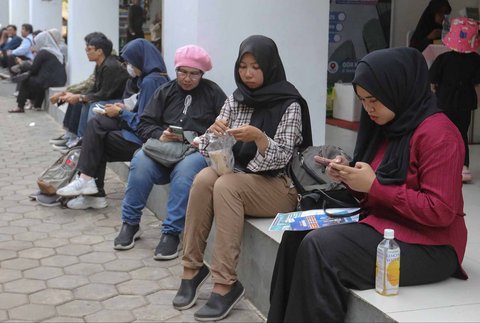 Pencari kerja saat acara  Job Fair Jakarta di GOR Kemayoran, Jakarta, Selasa (06/05/2025).