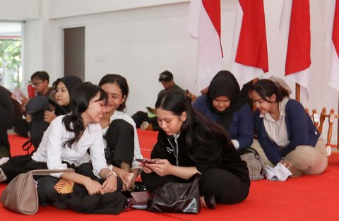 Pencari kerja saat acara  Job Fair Jakarta di GOR Kemayoran, Jakarta, Selasa (06/05/2025).