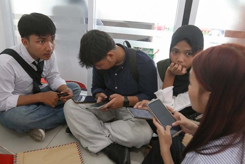 Pencari kerja saat acara  Job Fair Jakarta di GOR Kemayoran, Jakarta, Selasa (06/05/2025).