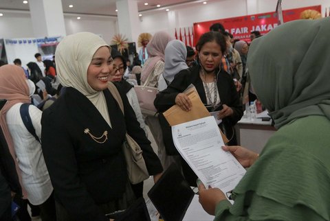 Pencari kerja saat acara  Job Fair Jakarta di GOR Kemayoran, Jakarta, Selasa (06/05/2025).