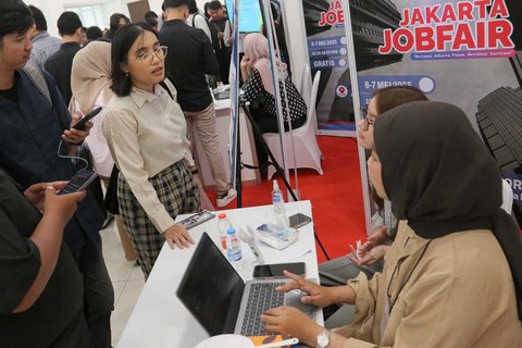Pencari kerja saat acara  Job Fair Jakarta di GOR Kemayoran, Jakarta, Selasa (06/05/2025).