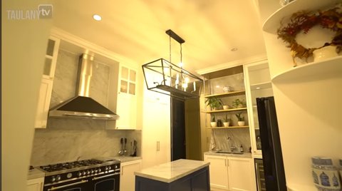 5 Potret Dapur Luna Maya Mungil tapi Estetik, Pernah Dipakai Masak Ayah Maxime Bouttier Seorang Executive Chef