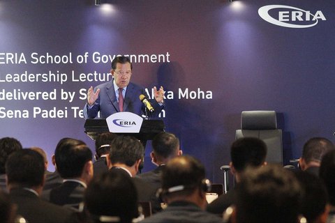 Presiden Senat Kerajaan Kamboja Samdech Akka Moha Sena Padei Techo Hun Sen menyampaikan paparannya saat Kuliah Kepemimpinan ERIA di Jakarta, Selasa (06/05/2025).