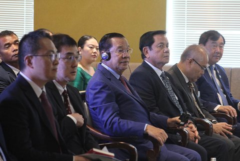 Presiden Senat Kerajaan Kamboja Samdech Akka Moha Sena Padei Techo Hun Sen menyampaikan paparannya saat Kuliah Kepemimpinan ERIA di Jakarta, Selasa (06/05/2025).