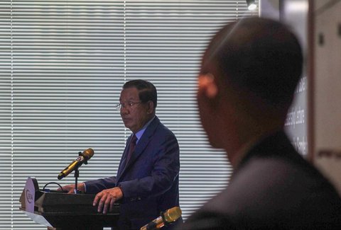 Presiden Senat Kerajaan Kamboja Samdech Akka Moha Sena Padei Techo Hun Sen menyampaikan paparannya saat Kuliah Kepemimpinan ERIA di Jakarta, Selasa (06/05/2025).