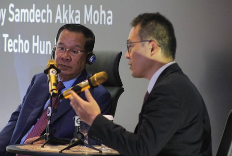 Presiden Senat Kerajaan Kamboja Samdech Akka Moha Sena Padei Techo Hun Sen menyampaikan paparannya saat Kuliah Kepemimpinan ERIA di Jakarta, Selasa (06/05/2025).