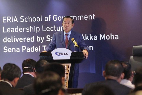 Presiden Senat Kerajaan Kamboja Samdech Akka Moha Sena Padei Techo Hun Sen menyampaikan paparannya saat Kuliah Kepemimpinan ERIA di Jakarta, Selasa (06/05/2025).