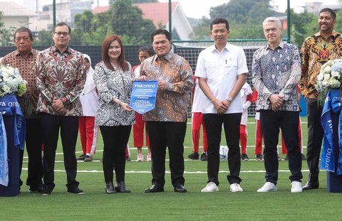 Ketua PSSI, Erick Thohir bersama Wakil Menpora RI Taufik Hidayat bersama jajaran pengurus FIFA saat melakukan peresmian FIFA Arena Indonesia di Oase Park Ciputat, Tangerang Selatan, Selasa (06/05/2025).