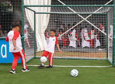 Anak-anak bermain bola di FIFA Arena Indonesia di Oase Park Ciputat, Tangerang Selatan, Selasa (06/05/2025).
