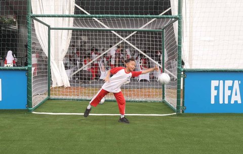 Anak-anak bermain bola di  FIFA Arena Indonesia di Oase Park Ciputat, Tangerang Selatan, Selasa (06/05/2025).