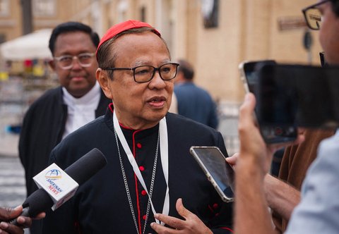 Kardinal Indonesia Ignatius Suharyo Hardjoatmodjo tiba untuk menghadiri pertemuan jemaat dengan pemandangan Basilika Santo Petrus di Vatikan, Selasa (06/05/2025)