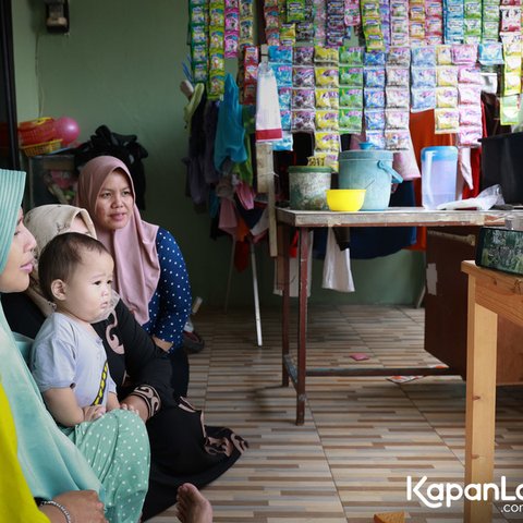 Lain pula dengan Ibu Yana, Ibu Nopi dan beberapa tetangga yang beramai ramai menyaksikan jalannya prosesi siraman di warung kecil miliknya.