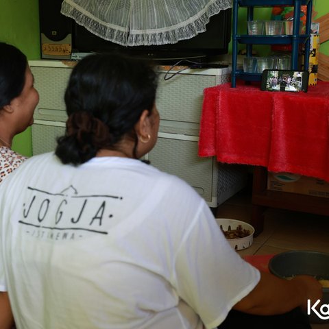 7 Potret Emak-Emak Fans Luna Maya Ikut Terharu hingga Menangis saat Saksikan Sang Idola Siraman, Padahal Cuma Nonton di Youtube