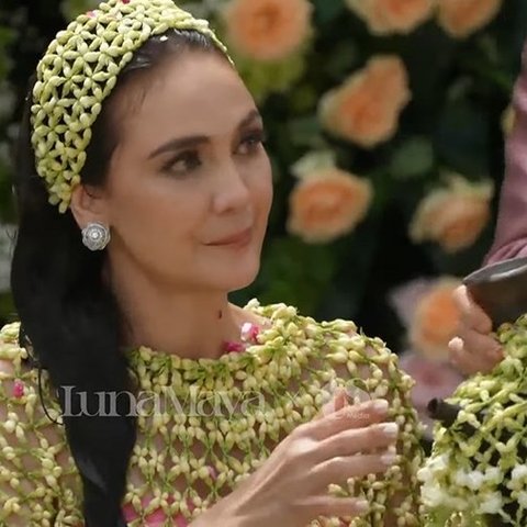 Dalam prosesi siraman&nbsp;sebelum menikah,&nbsp;Luna Maya tampil cantik dengan ronce melati yang menghiasi kepala dan membalut tubuhnya pada 6 Mei 2025.