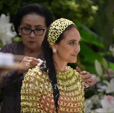 Luna Maya akan disiram air dari&nbsp;kendi pratolo. Penyiraman air menggunakan kendi ternyata memiliki makna filosofis yang kuat dan positif dalam tradisi dan budaya Jawa.
