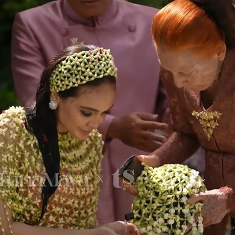 Kemudian Luna Maya diminta mengusap ke wajah dan berwudhu dengan air kendi untuk menyucikan diri. Tujuh sumber mata air yang digunakan menjadi simbolis&nbsp;mendatangkan rezeki ke dalam kehidupan.