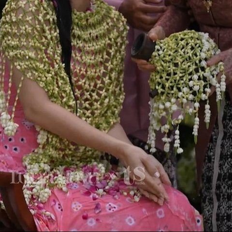 Setelah diguyur air kendi pratolo, kendi akan dipecahkan&nbsp;oleh orang tua atau sesepuh di hadapan calon pengantin sebagai simbol berakhirnya masa lajang dan awal kehidupan berumah tangga.