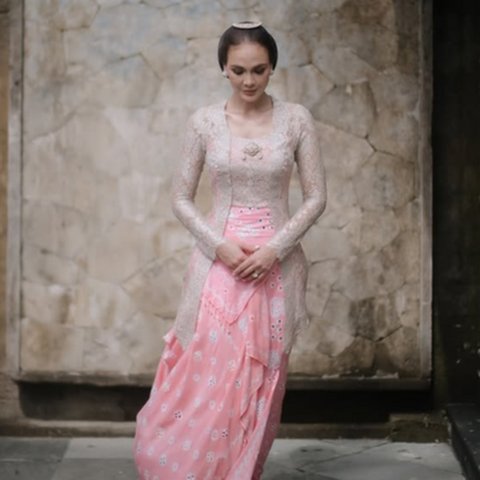 Kecantikan Tak Henti Dipuji, Potret Detail Penampilan Luna Maya di Acara Sungkeman - Aura Pengantin Terpancar