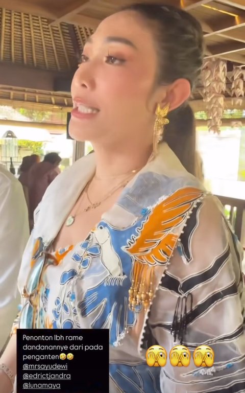 4 Potret Ayu Dewi Hadiri Sungkeman & Siraman Luna Maya, Penampilan Dinilai Lebih Heboh dari Calon Pengantin