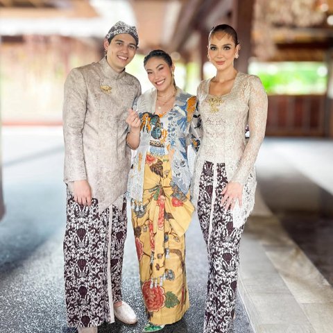 4 Potret Ayu Dewi Hadiri Sungkeman & Siraman Luna Maya, Penampilan Dinilai Lebih Heboh dari Calon Pengantin