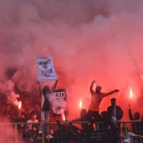 Ketua Umum PSSI, Erick Thohir, memberi sinyal kuat bahwa larangan suporter tamu di Liga 1 akan berlanjut musim depan, dikarenakan kekhawatiran akan terulangnya tragedi Kanjuruhan dan perlunya tanggung jawab penuh dari liga dan klub.