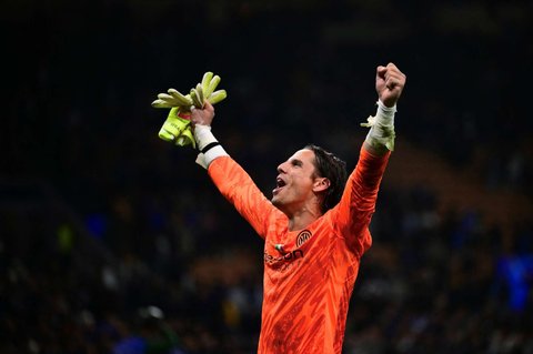 Kiper Inter Milan, Yann Sommer melakukan selebrasi setelah mengantarka Inter Milan memenangkan laga penuh drama melawan Barcelona dalam leg kedua semifinal Liga Champions 2024/2025 di Stadion San Siro, Milan, Italia, pada Rabu (7/5/2025) dini hari WIB.