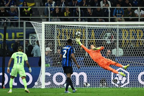 Aksi Yann Sommer melakukan penyelamatan krusial selama pertandingan Inter Milan vs Barcelona dalam leg kedua semifinal Liga Champions 2024/2025 di Stadion San Siro, Milan, Italia, pada Rabu (7/5/2025) dini hari WIB.